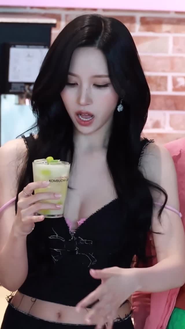 Post 3 by TWICE Mina on Instagram (video)