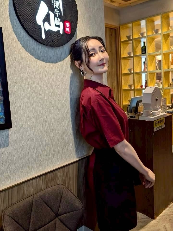 Post 3 by 𝗛𝗮𝗿𝘂𝗻𝗮 𝗜𝗻𝗮𝗯𝗮 稲葉春奈 on Instagram (carousel)