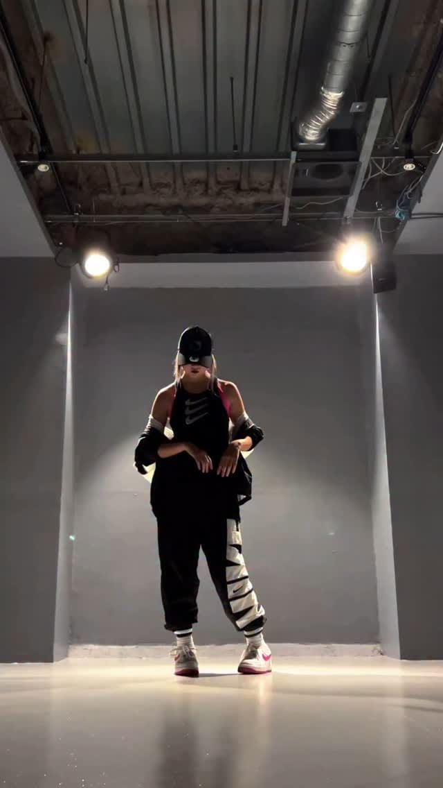 Post 3 by Ria on Instagram (video)
