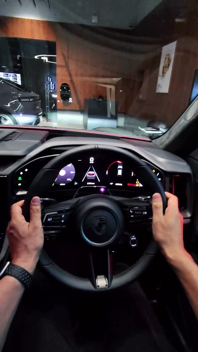 Post 7 by ポルシェスタジオ銀座 on Instagram (video)
