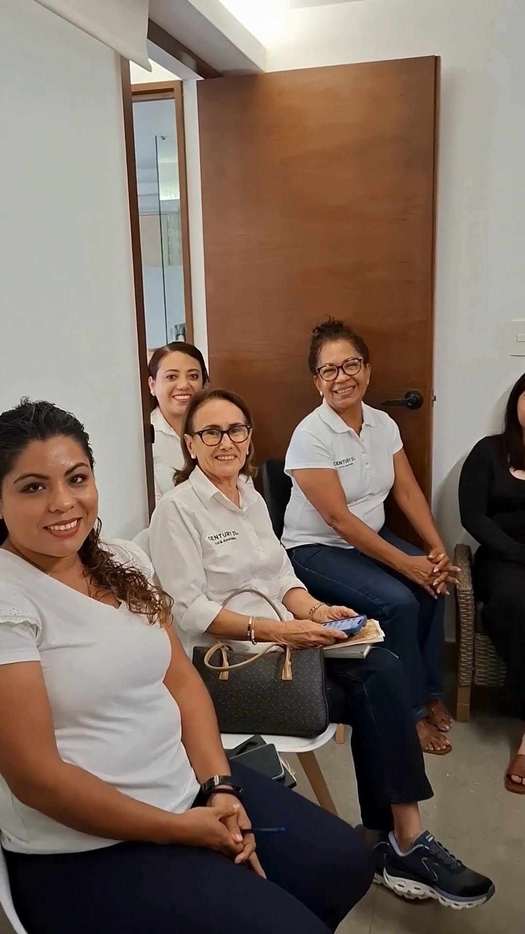 Post 1 by Lola Aguirre Bienes Raíces on Instagram (video)