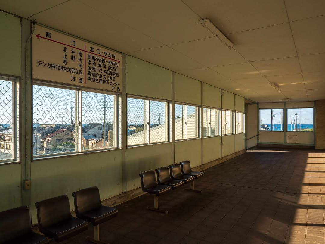 Post 1 by 海の見える駅 (Seaside Stations) on Instagram (carousel)