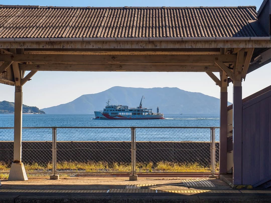 Post 10 by 海の見える駅 (Seaside Stations) on Instagram (image)