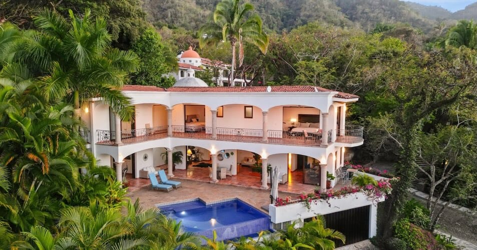 Post 6 by Bárbara Myatt l Puerto Vallarta on Instagram (carousel)