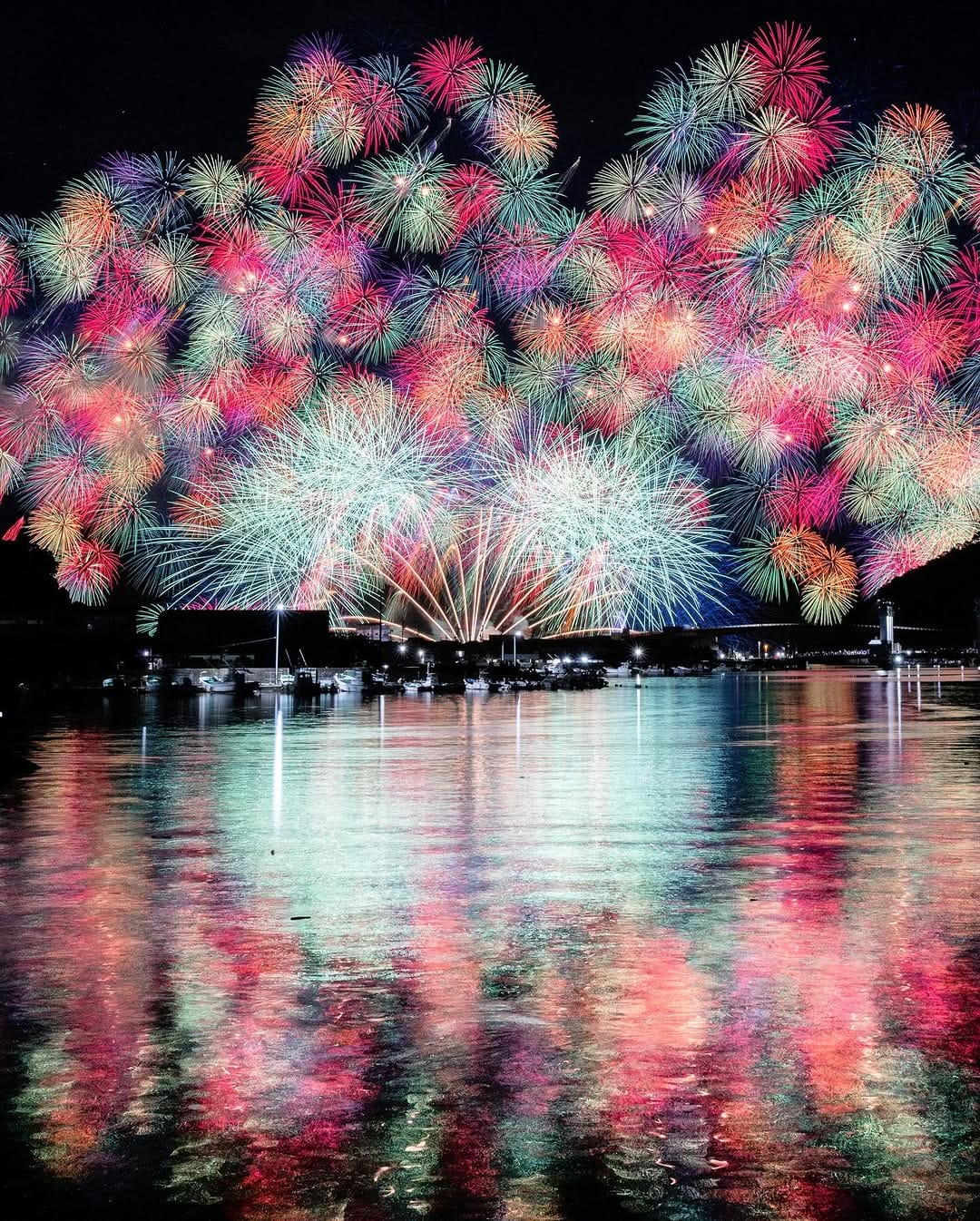 Post 10 by Takiii / 日本の花火 / fireworks / 花火 on Instagram (carousel)