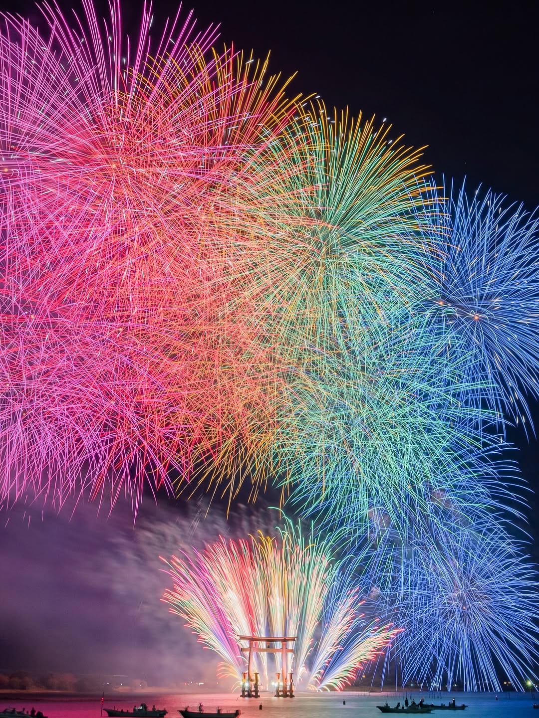 Post 2 by Takiii / 日本の花火 / fireworks / 花火 on Instagram (carousel)