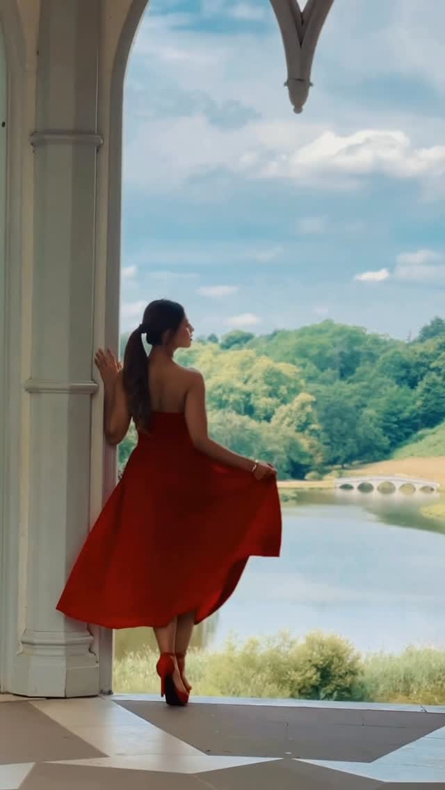 Post 6 by Malika Johra on Instagram (video)