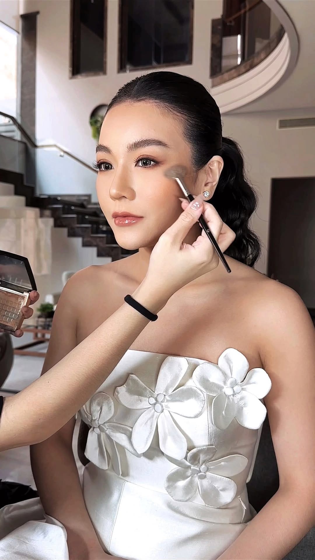 Post 9 by Joylynn Dessy Make Up Artist on Instagram (video)