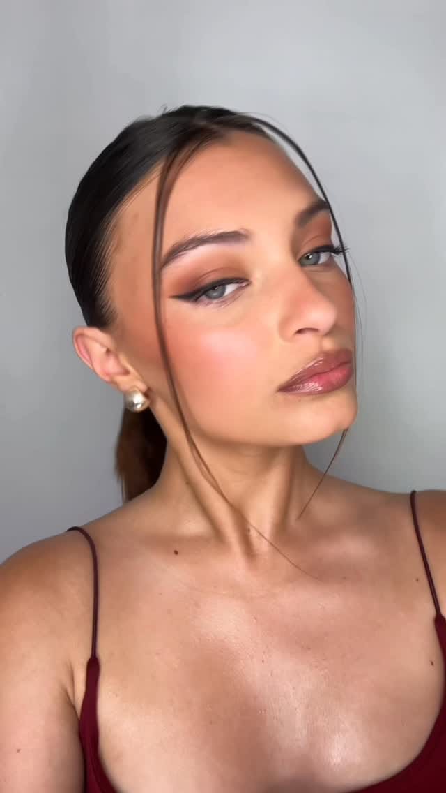 Post 4 by Font Saravia Make Up on Instagram (video)