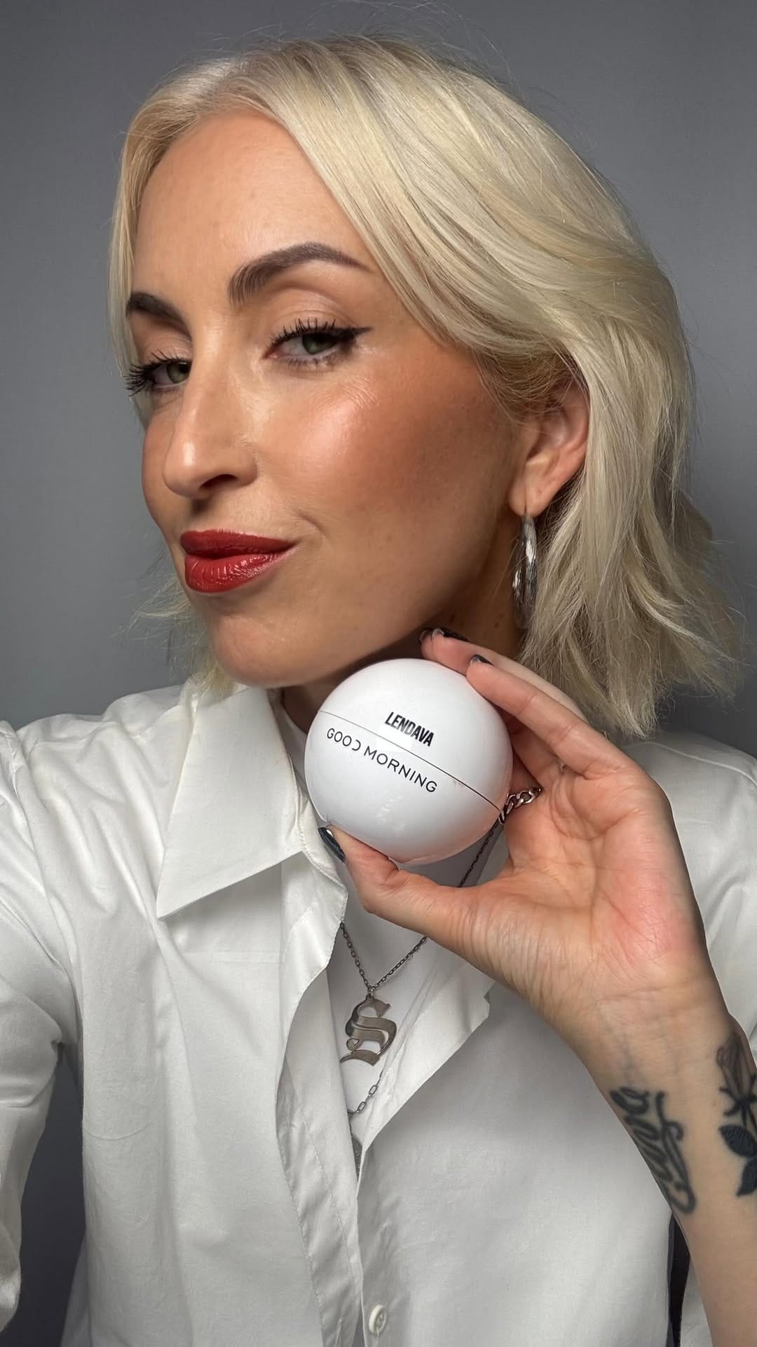 Post 1 by Font Saravia Make Up on Instagram (video)
