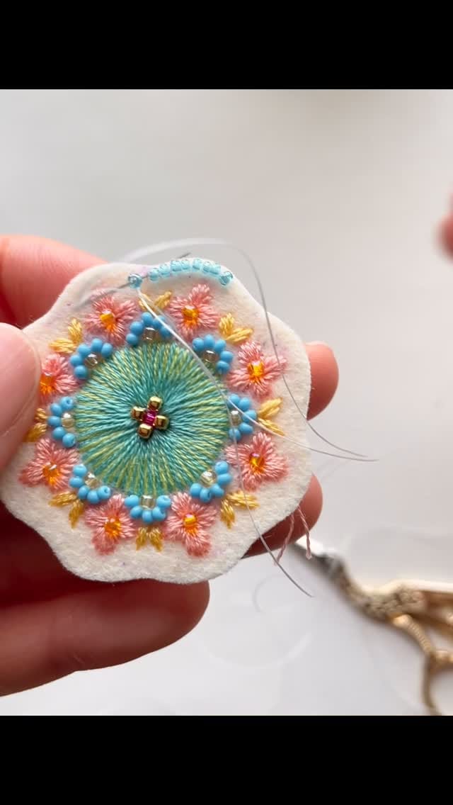 Post 7 by 刺繍作家 ootsubu（オオツブ） on Instagram (video)