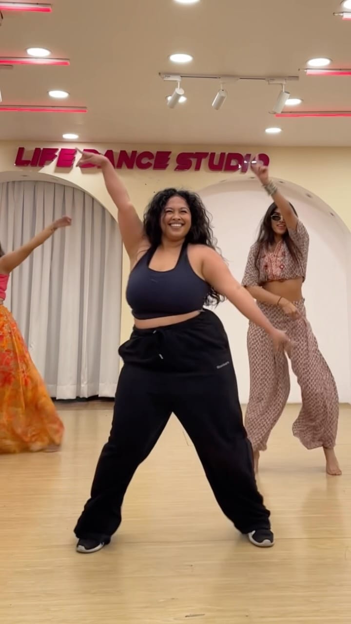 Post 4 by Dhreeti Vithlani on Instagram (video)