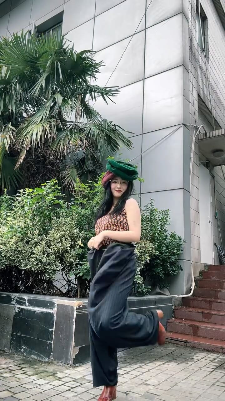 Post 2 by HANA on Instagram (video)