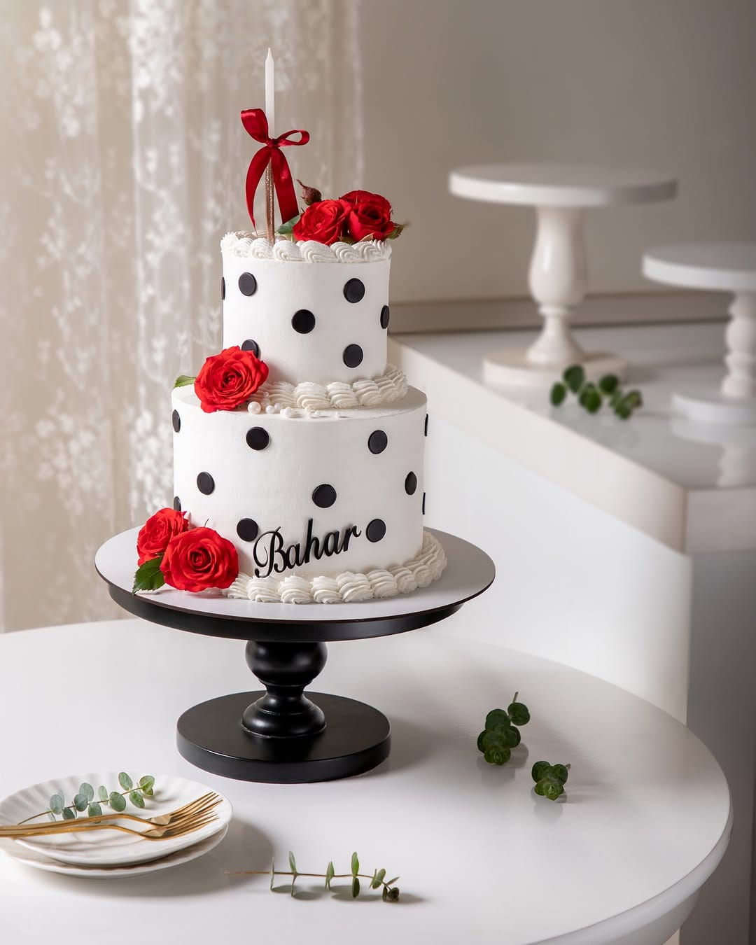Post 3 by Sarah Soltanizadeh | Cake Artist on Instagram (image)