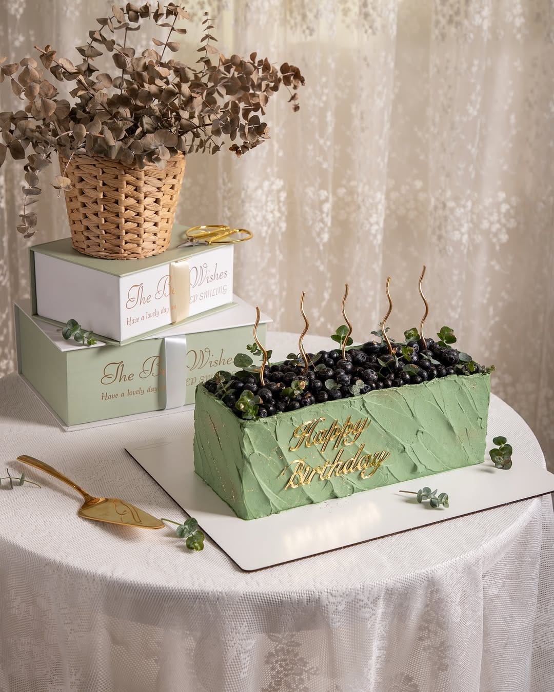 Post 4 by Sarah Soltanizadeh | Cake Artist on Instagram (image)