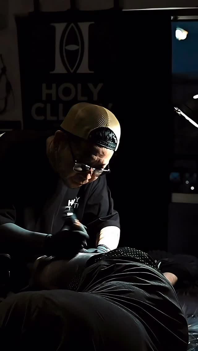 Post 5 by Okinawa tattoo - HOLY TOMO on Instagram (video)