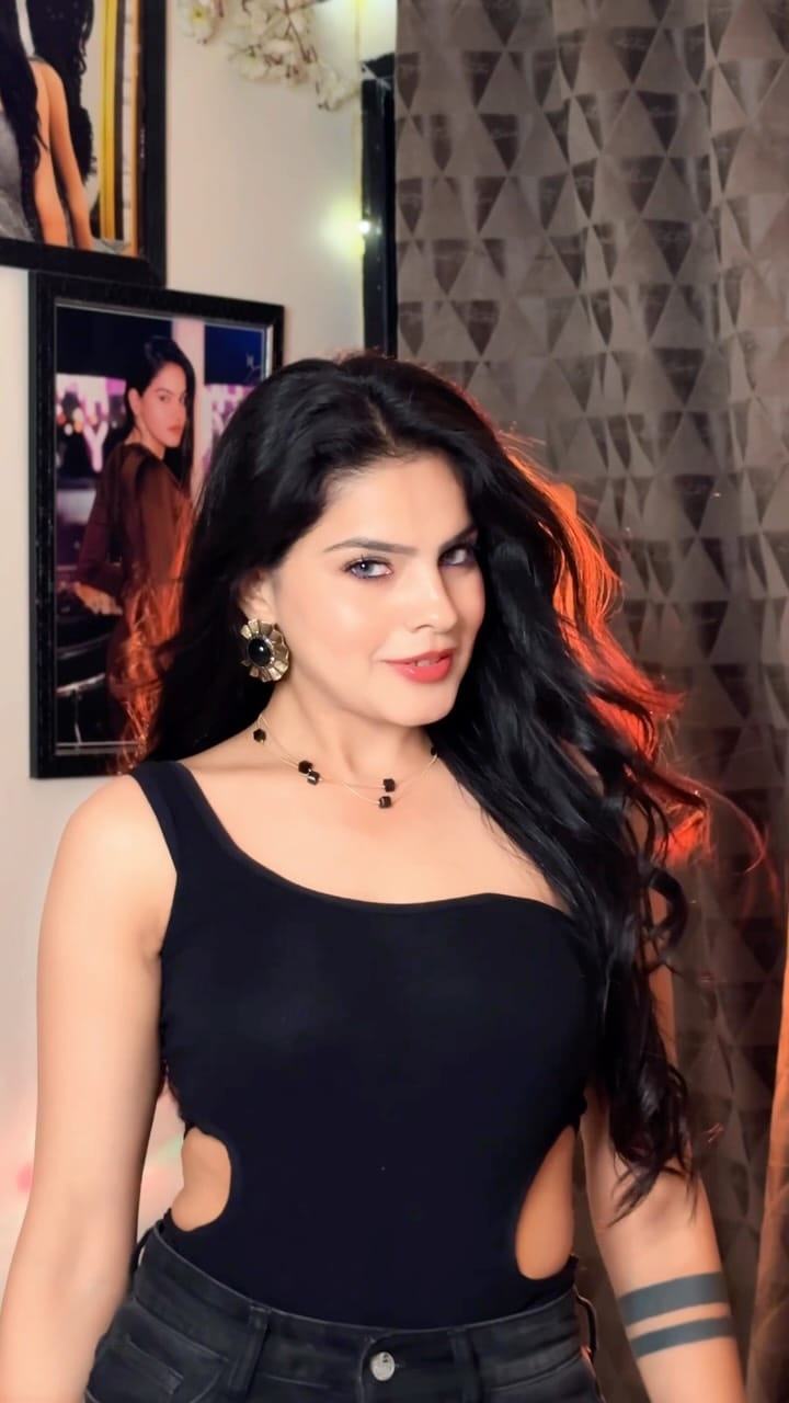 Post 4 by Manya Sawlanni♥️ on Instagram (video)