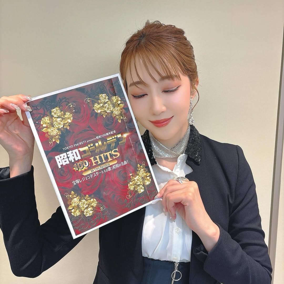 Post 6 by 紅ゆずる on Instagram (image)