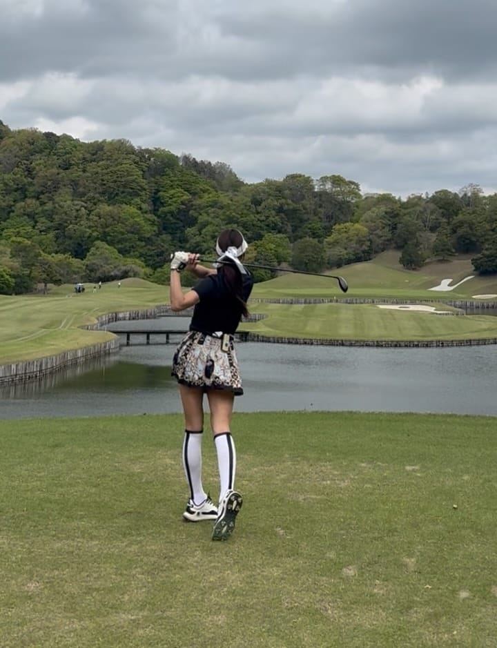 Post 9 by 🌸AYANO GOLF ／美スイング⛳️ on Instagram (carousel)