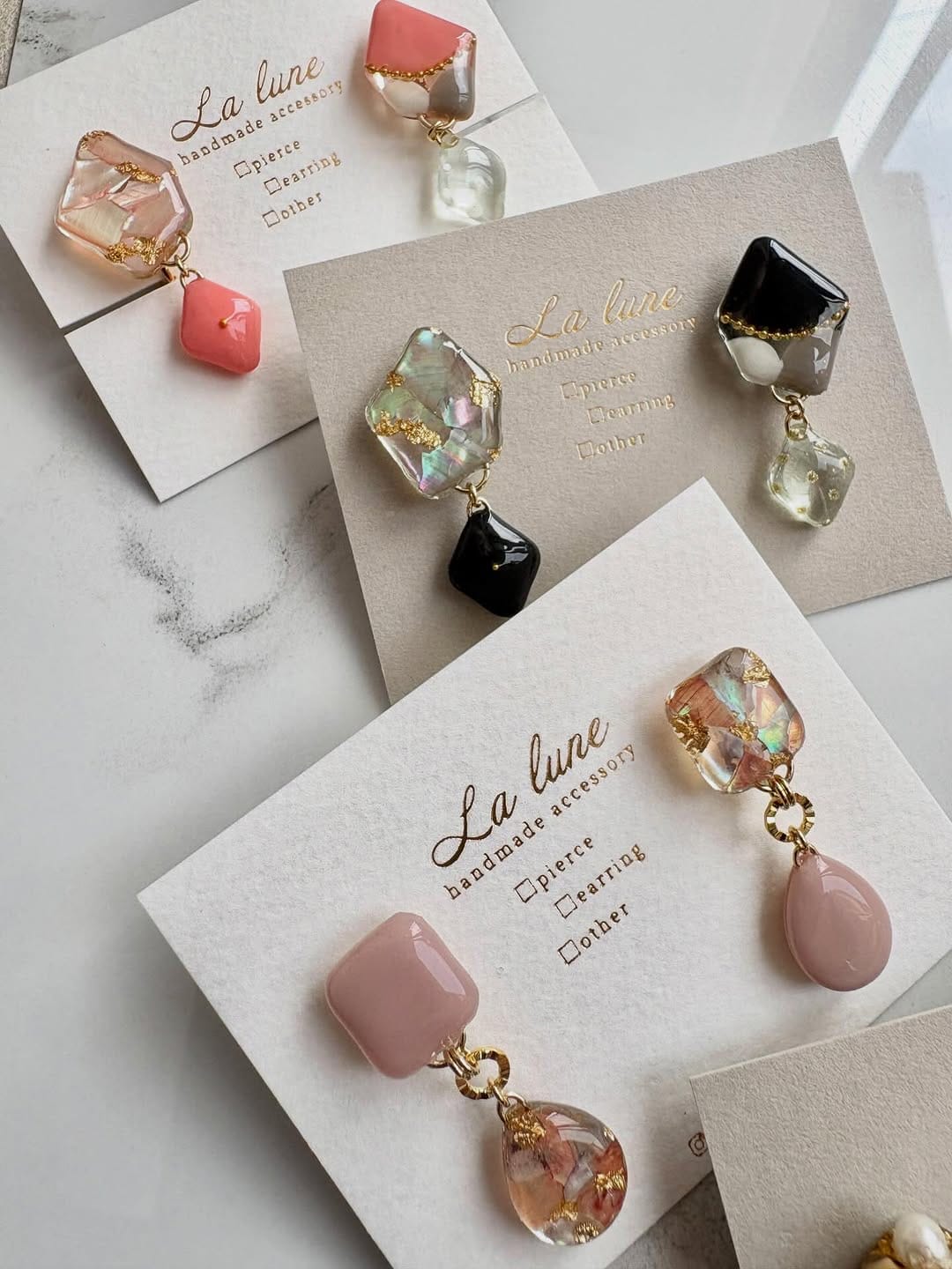 Post 2 by La Lune（ラ•リュンヌ）ハンドメイドアクセサリー on Instagram (carousel)