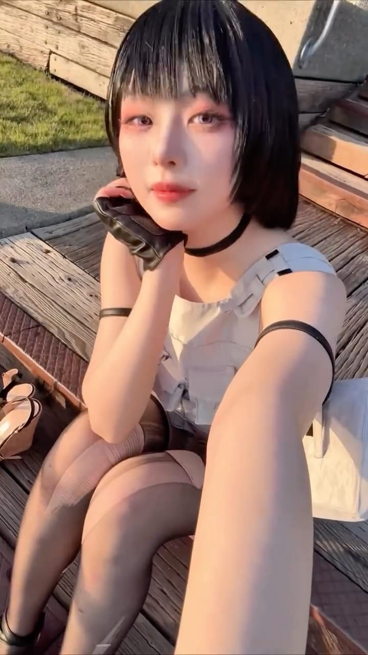 Post 8 by Himeking Cosplay on Instagram (video)