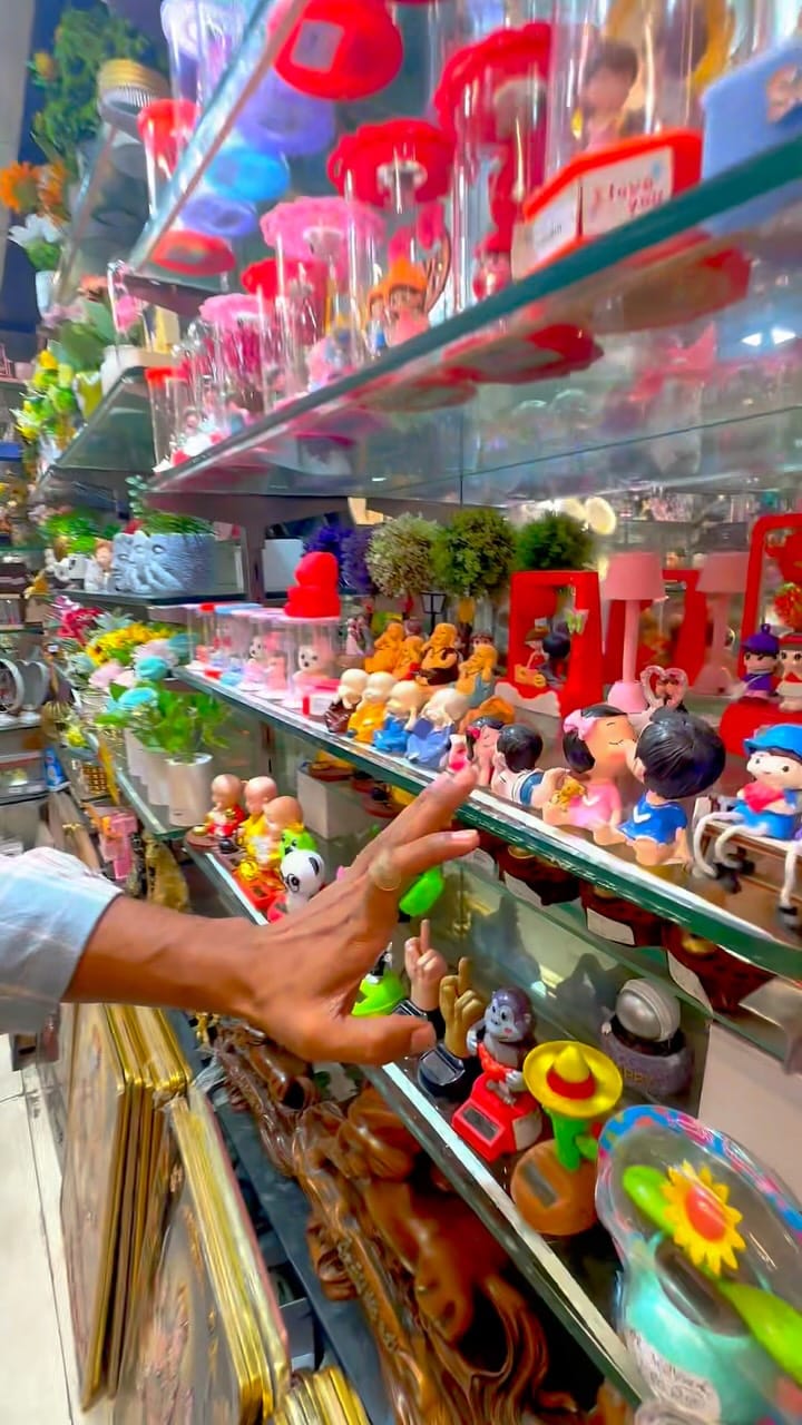 Post 4 by Munjal Bollywood Star Gifts on Instagram (video)
