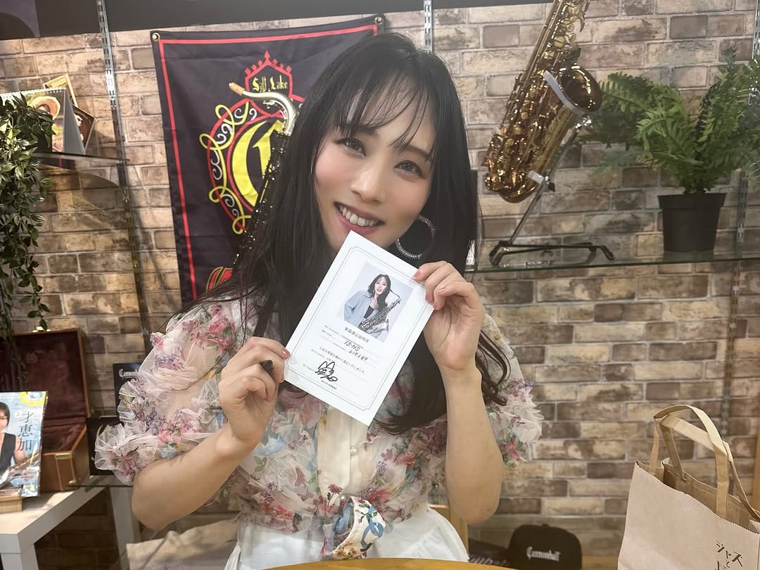Post 7 by Miku Yonezawa米澤美玖 on Instagram (carousel)