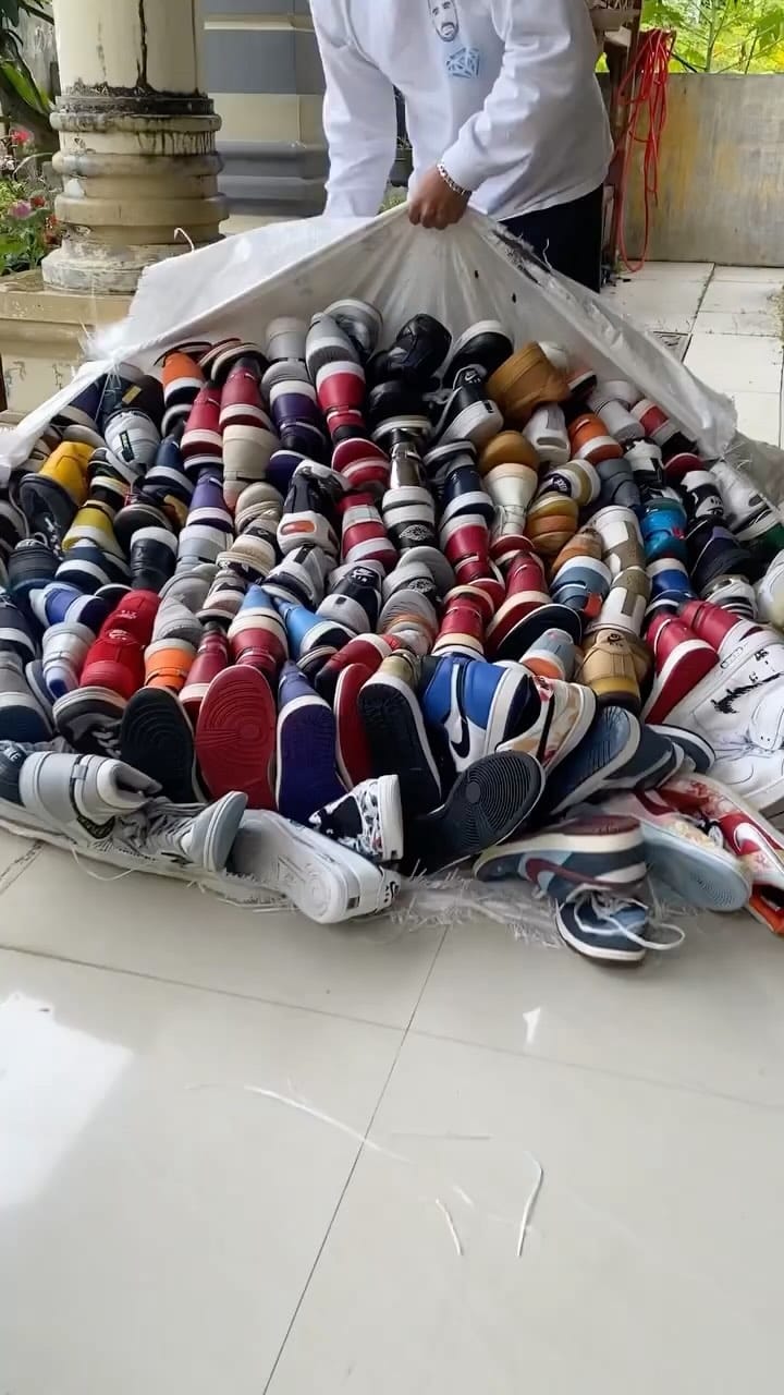 Post 6 by Sneakin on Instagram (video)