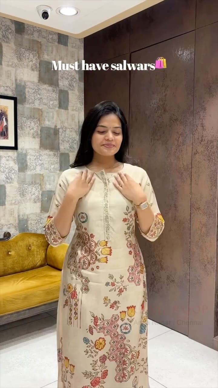 Post 5 by Rang Roop on Instagram (video)