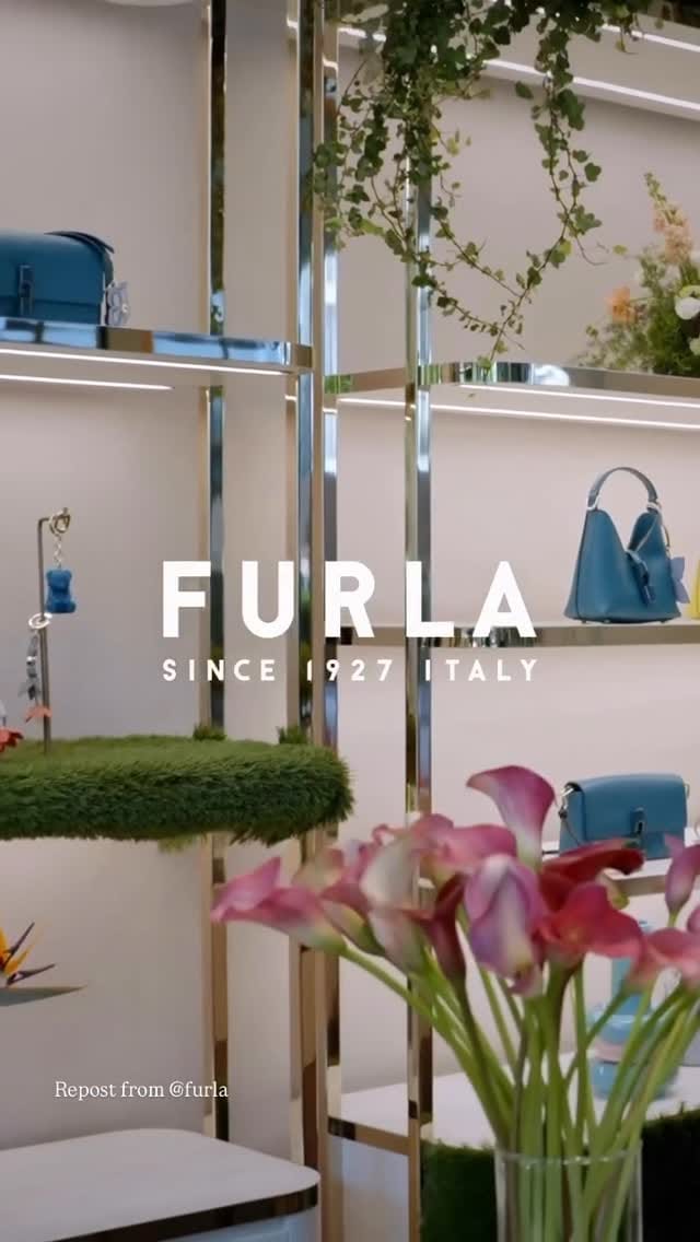 Post 6 by Yui YANAGI - Ikebana Artist on Instagram (video)