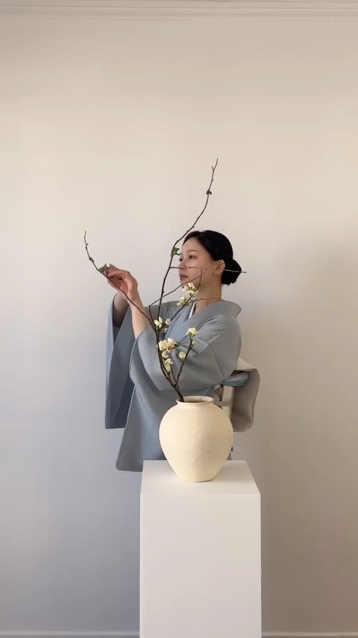 Post 10 by Yui YANAGI - Ikebana Artist on Instagram (video)