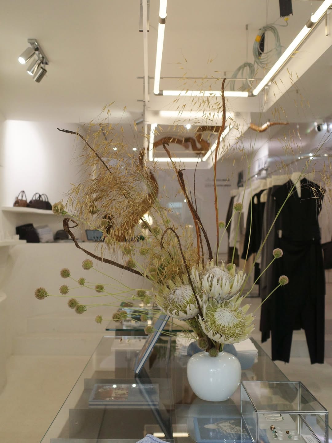 Post 3 by Yui YANAGI - Ikebana Artist on Instagram (carousel)