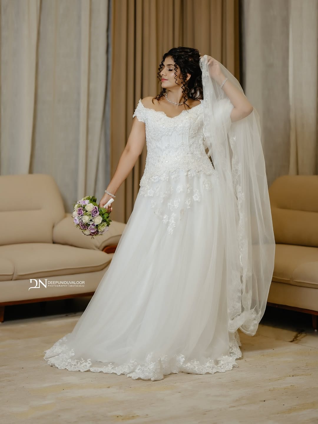 Post 1 by DEEPU NIDUVALOOR Wedding Photographer Kannur on Instagram (carousel)