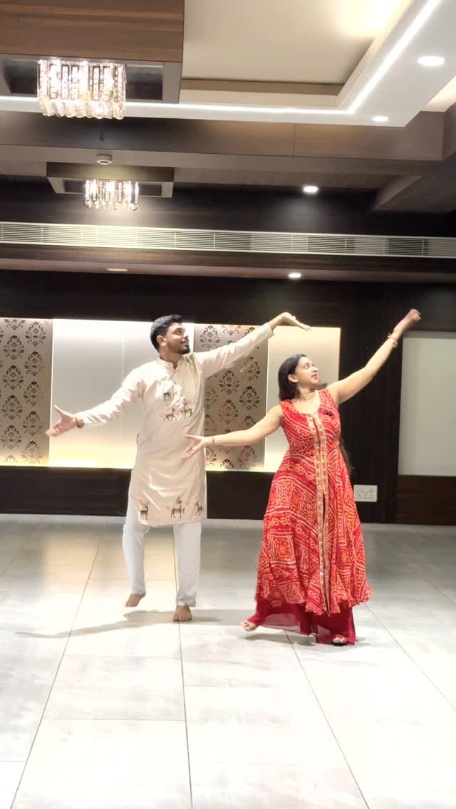 Post 6 by NRITYARAAS GARBA ART on Instagram (video)