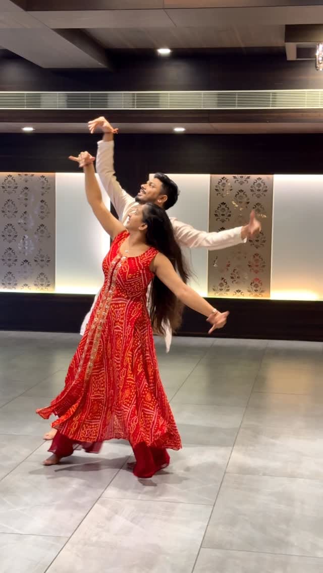 Post 8 by NRITYARAAS GARBA ART on Instagram (video)