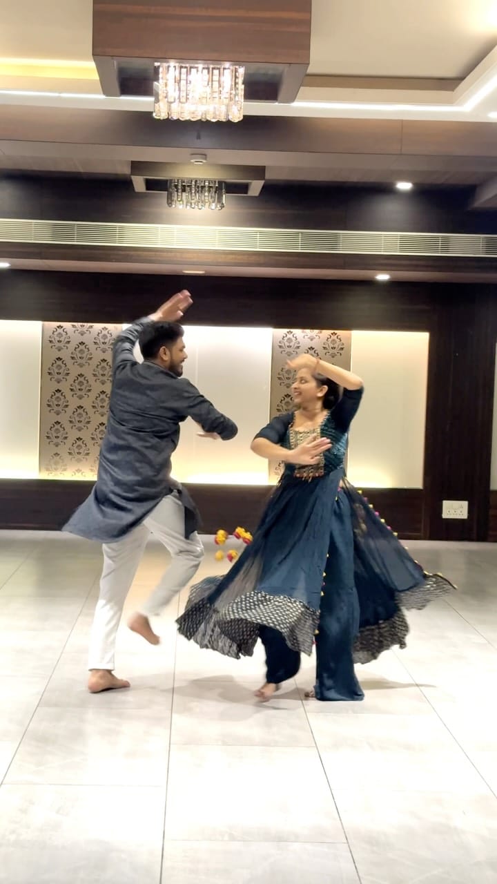 Post 4 by NRITYARAAS GARBA ART on Instagram (video)