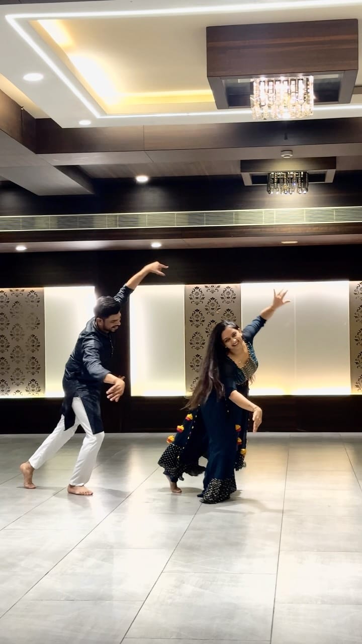Post 1 by NRITYARAAS GARBA ART on Instagram (video)