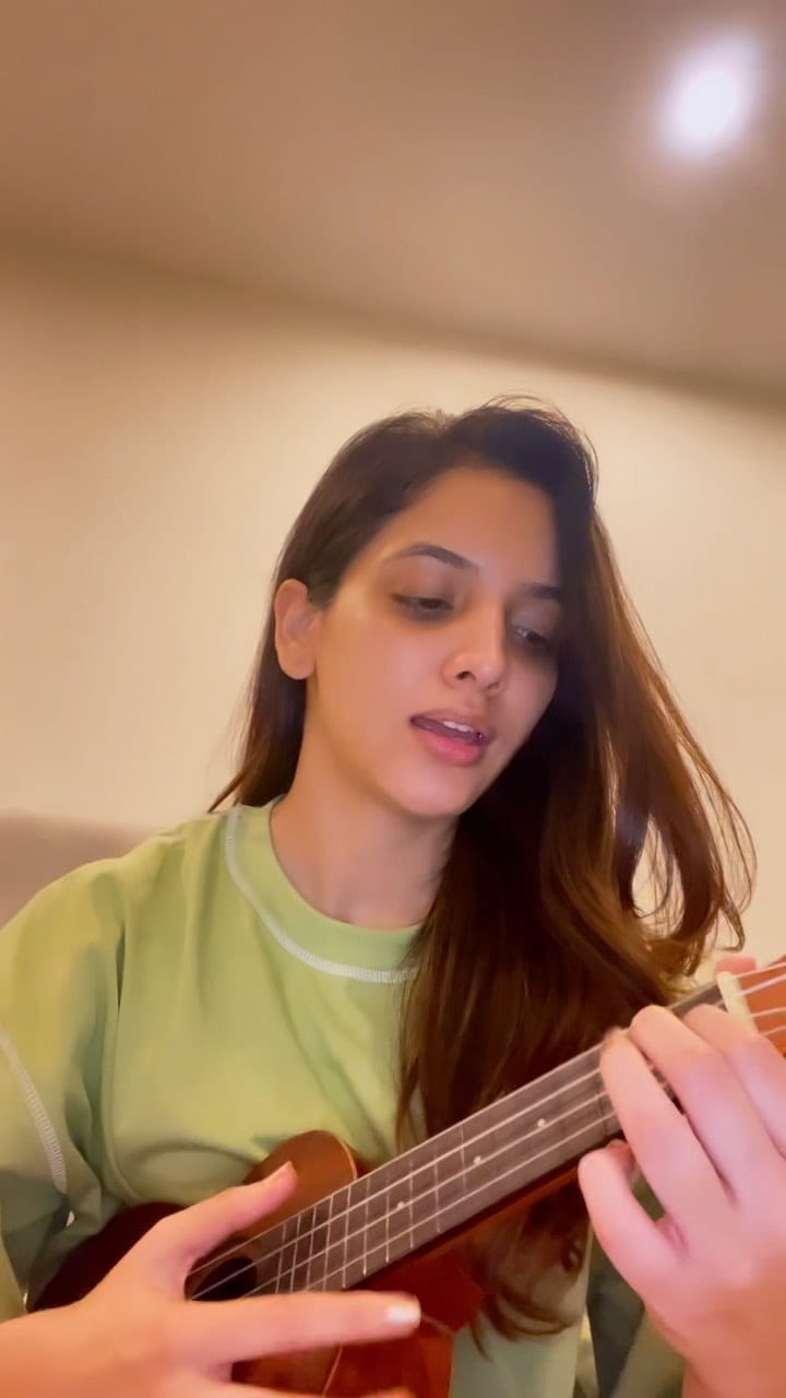 Post 10 by Sonaakshi Batra on Instagram (video)