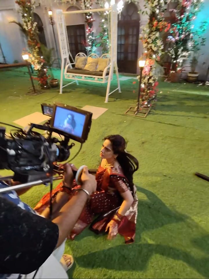 Post 2 by Sonaakshi Batra on Instagram (video)