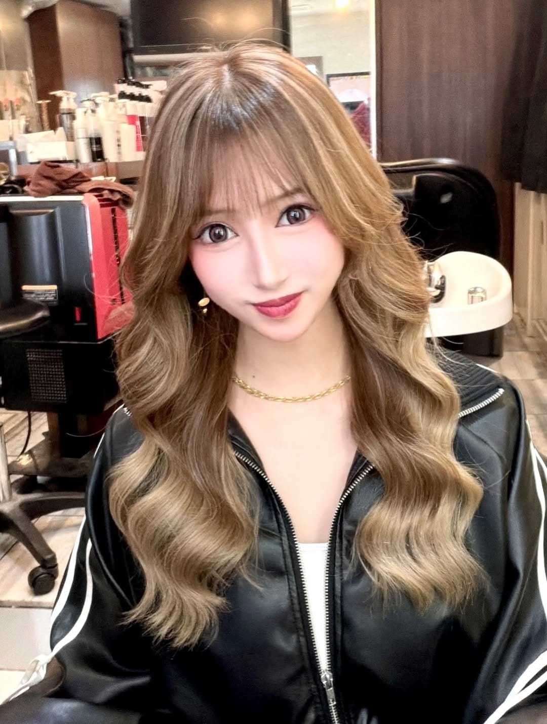 Post 3 by 浜津裕樹/歌舞伎町No.1美容師/ヘアメイク/ヘアセット/ヘアアレンジ/ハイトーン/歌舞伎町/六本木 on Instagram (carousel)
