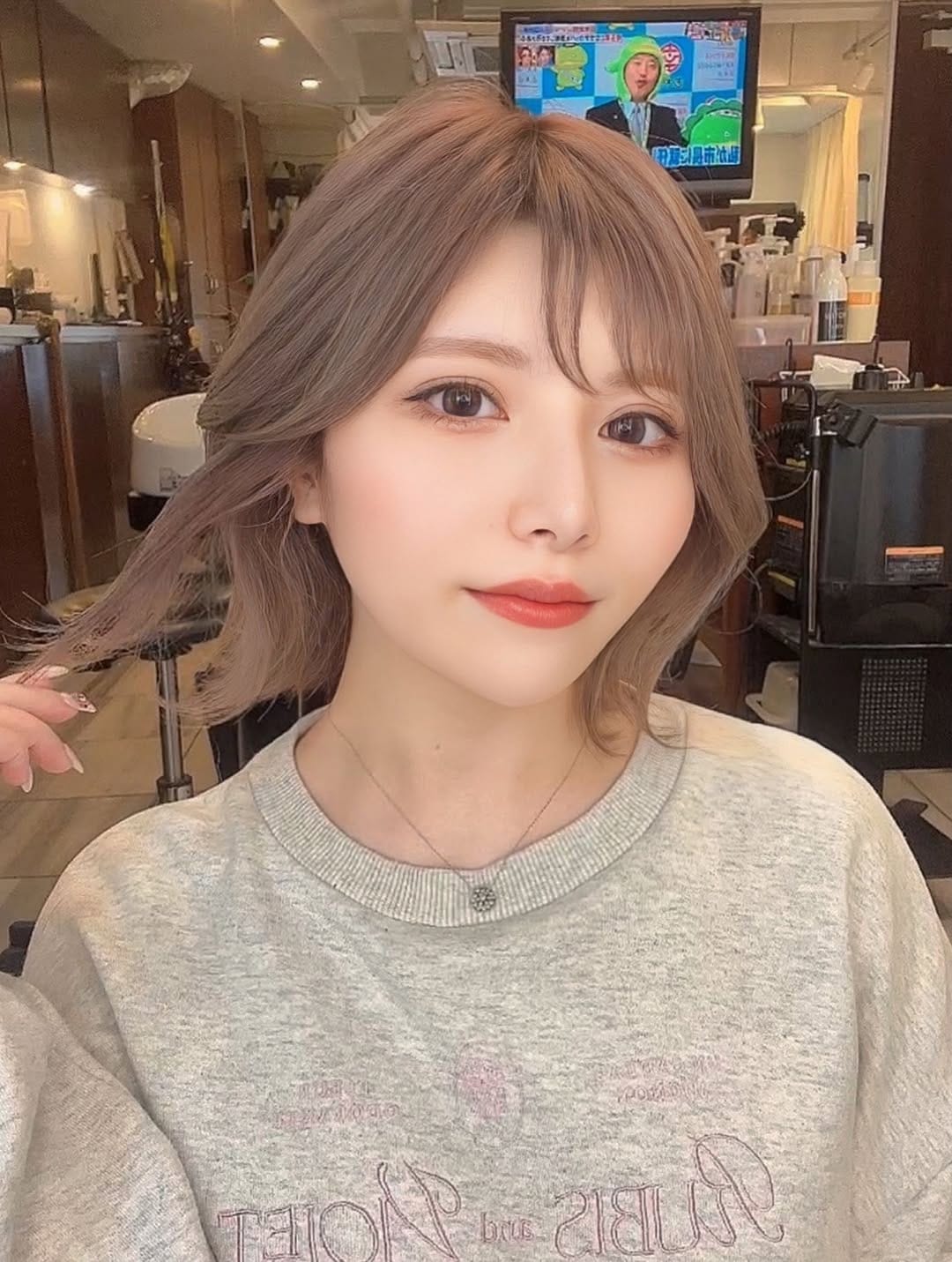 Post 6 by 浜津裕樹/歌舞伎町No.1美容師/ヘアメイク/ヘアセット/ヘアアレンジ/ハイトーン/歌舞伎町/六本木 on Instagram (carousel)