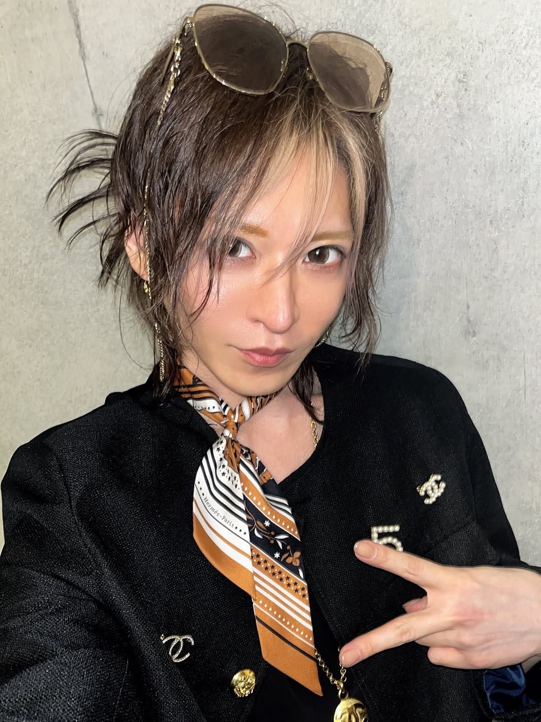 Post 1 by 浜津裕樹/歌舞伎町No.1美容師/ヘアメイク/ヘアセット/ヘアアレンジ/ハイトーン/歌舞伎町/六本木 on Instagram (carousel)
