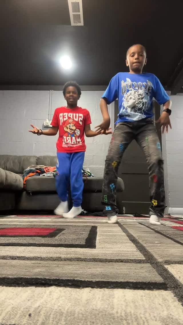 Post 6 by 𝕐𝕆𝕌ℕ𝔾𝕄𝕁💫🕺 on Instagram (video)