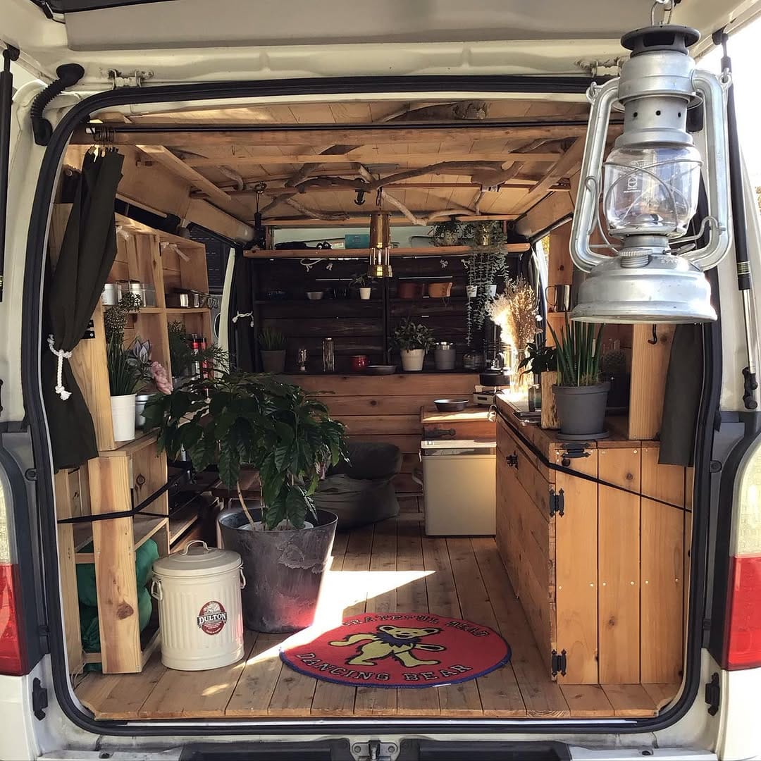 Post 9 by hide    ハイエースと車中泊とキャンプ on Instagram (carousel)