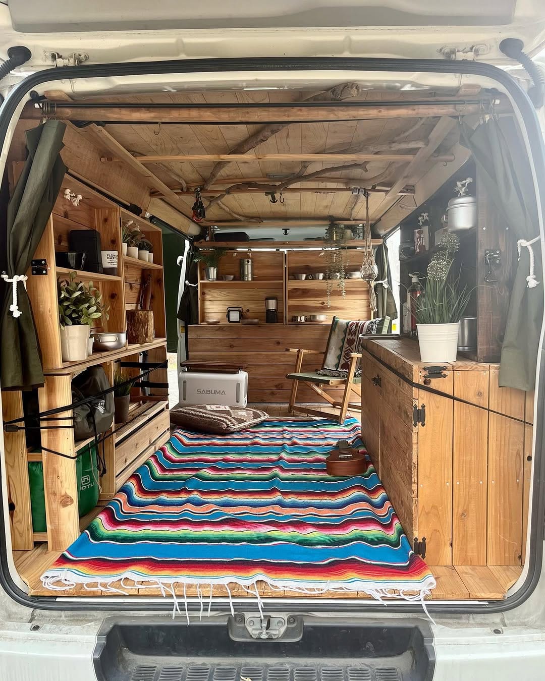 Post 4 by hide    ハイエースと車中泊とキャンプ on Instagram (carousel)