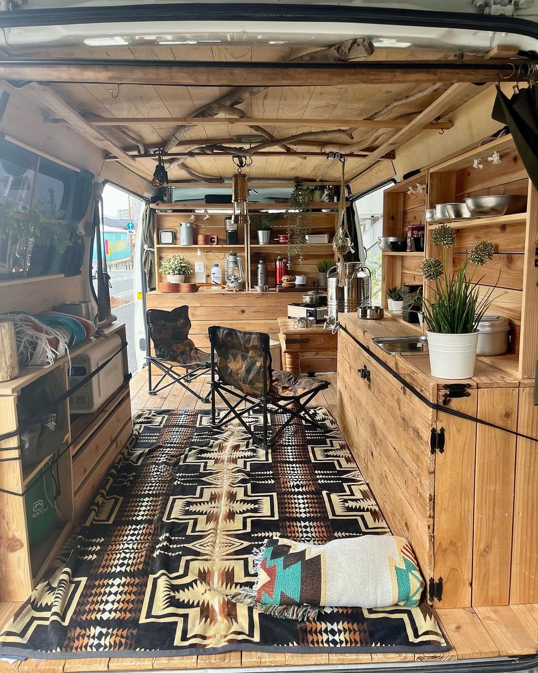 Post 7 by hide    ハイエースと車中泊とキャンプ on Instagram (carousel)