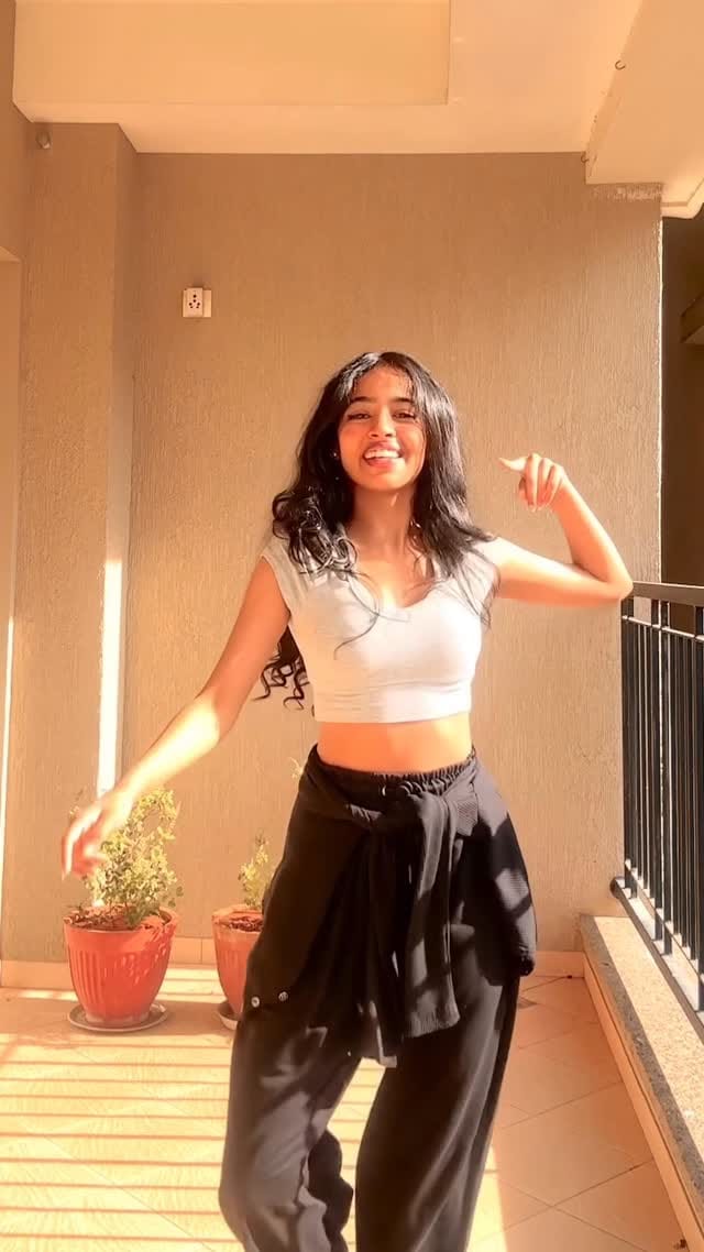 Post 3 by Juhi Rohit on Instagram (video)