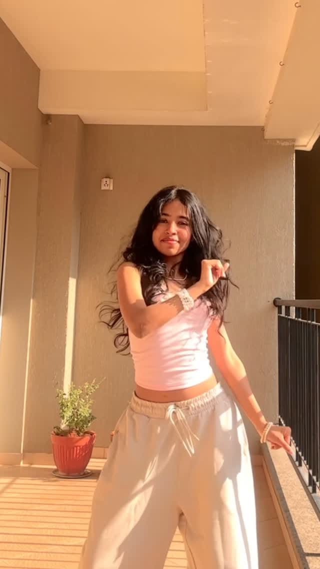 Post 10 by Juhi Rohit on Instagram (video)