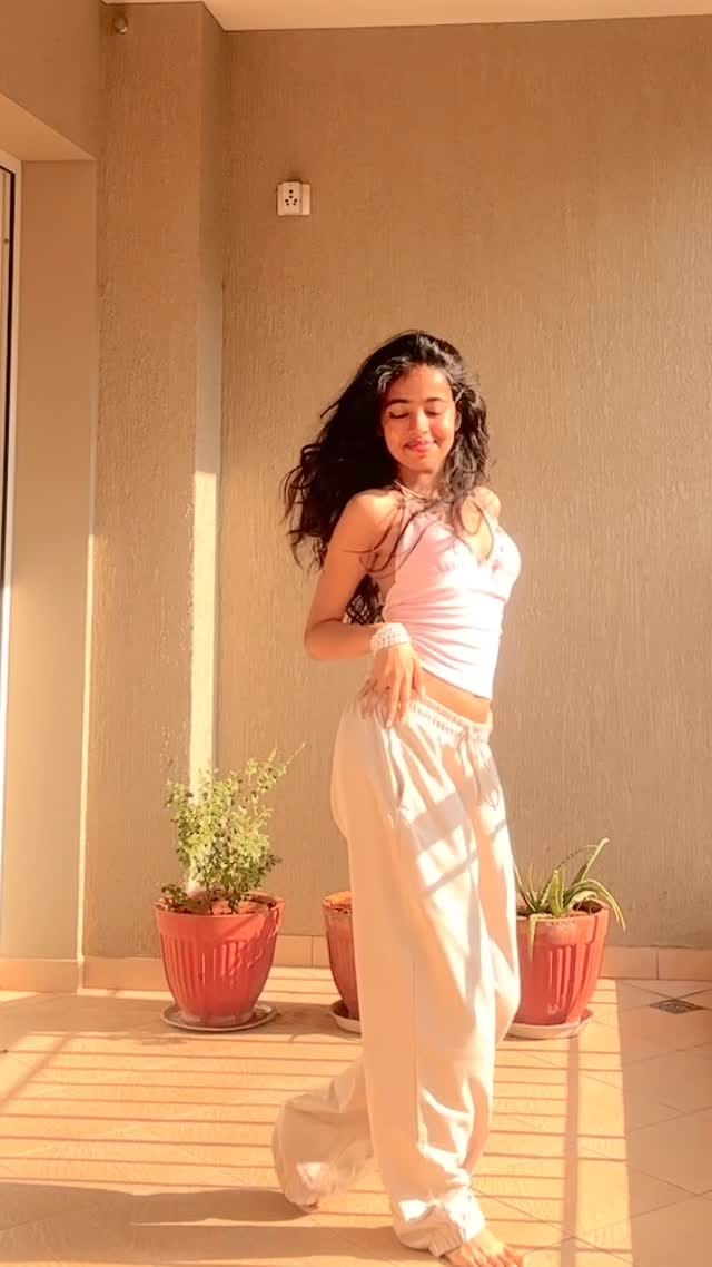 Post 9 by Juhi Rohit on Instagram (video)