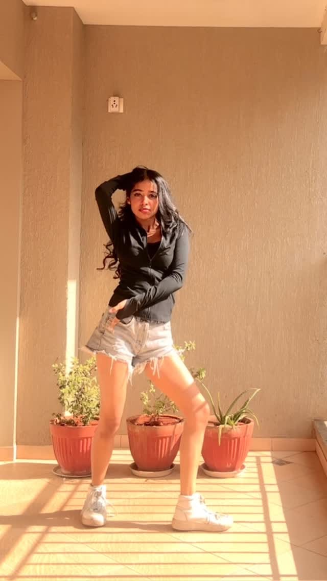 Post 5 by Juhi Rohit on Instagram (video)